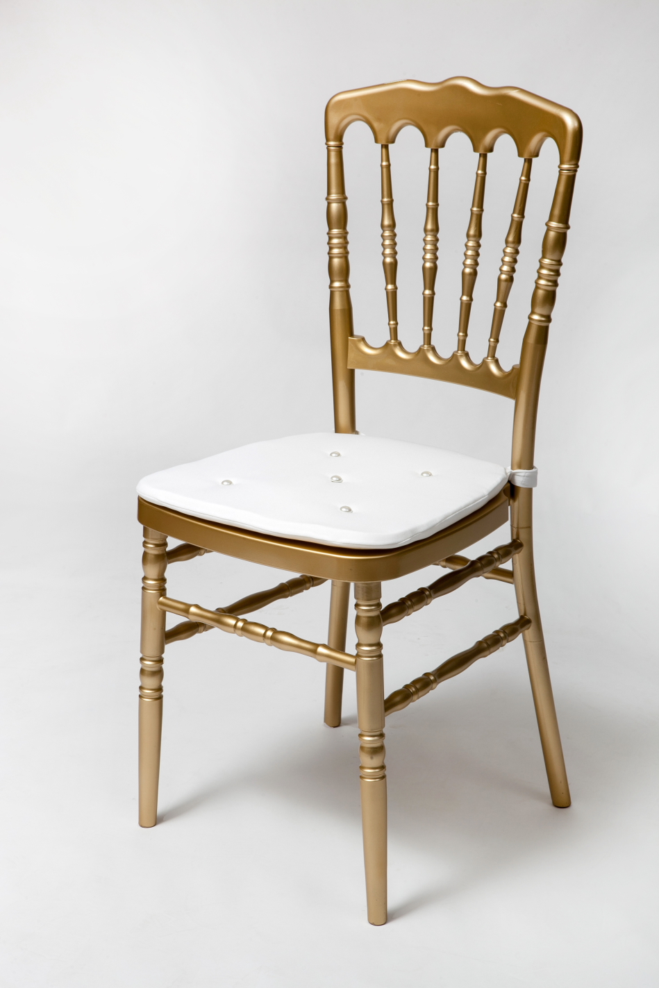 Auksinė kėdė su dekoratyvinėm pagalvėlėm