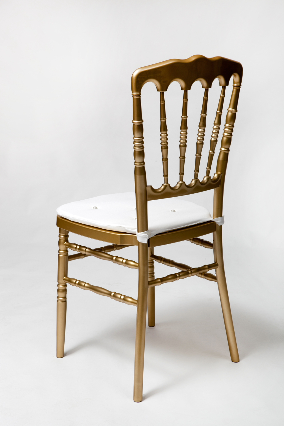 Auksinė kėdė su dekoratyvinėm pagalvėlėm